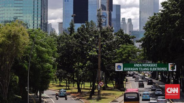 Kamera pengawas atau 'closed circuit television' (CCTV) terpasang di Jalan MH Thamrin, Jakarta. Selasa, 23 Maret 2021.Bagi pelangggar yang terekam CCTV, polisi akan mengirim surat konfirmasi ke alamat pemilik kendaraan via Pos Indonesia. Surat tersebut menyertakan foto bukti pelanggaran. Jenis pasal yang dilanggar dan Tenggang waktu konfirmasi. Link serta kode referensi, Lokasi dan waktu pelanggaran. (CNN Indonesia/ Adhi Wicaksono)