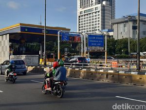Stiker Masuk Tol Tanpa Setop Ditempel di Lampu Mobil, Kalau Dicopot Orang Gimana? Stiker Masuk Tol Tanpa Setop Ditempel di Lampu Mobil, Kalau Dicopot Orang Gimana?