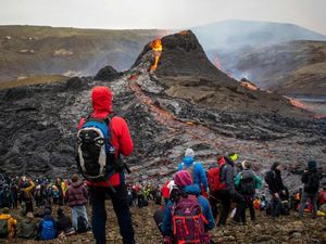 Wih, Wisatawan Asyik Tonton Lahar Panas Gunung Berapi Islandia