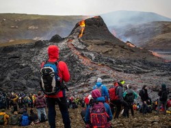 Wih, Wisatawan Asyik Tonton Lahar Panas Gunung Berapi Islandia
