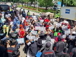 Simpatisan HRS Sempat Berkerumun di Depan PN Jaktim, Polisi Ancam Swab