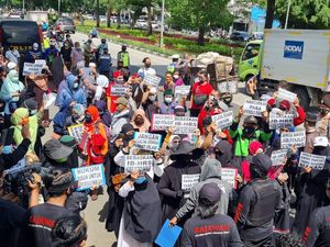 Simpatisan HRS Sempat Berkerumun di Depan PN Jaktim, Polisi Ancam Swab