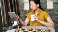 Ini Momen Irene Sukandar yang Hobi Ngopi Saat Main Catur