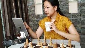Ini Momen Irene Sukandar yang Hobi Ngopi Saat Main Catur