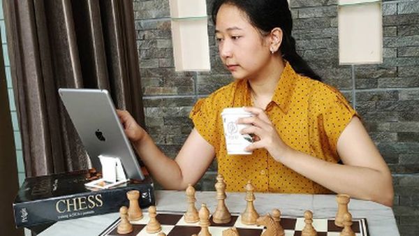 Ini Momen Irene Sukandar yang Hobi Ngopi Saat Main Catur