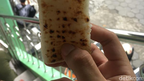 Harum Gurih Jadah Bakar di Pasar Beringharjo Yogyakarta