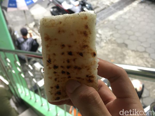 Harum Gurih Jadah Bakar di Pasar Beringharjo Yogyakarta