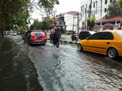 Diguyur Hujan 1 Jam, Jalanan di Medan Tergenang Air