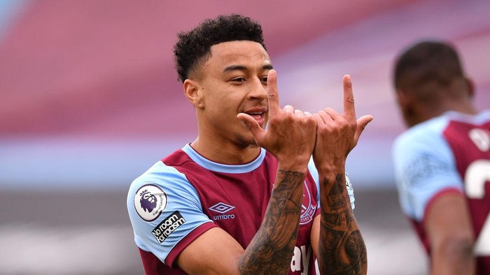 LONDON, ENGLAND - MARCH 21: Jesse Lingard of West Ham United celebrates after scoring their sides first goal during the Premier League match between West Ham United and Arsenal at London Stadium on March 21, 2021 in London, England. Sporting stadiums around the UK remain under strict restrictions due to the Coronavirus Pandemic as Government social distancing laws prohibit fans inside venues resulting in games being played behind closed doors.  (Photo by Justin Tallis - Pool/Getty Images)