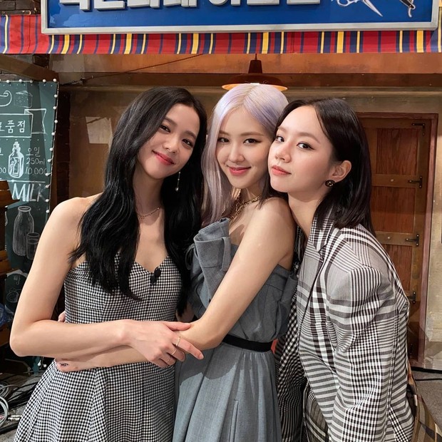 Potret Jisoo dan Rosé saat menghadiri acara Amazing Saturday yang dibintangi Hyeri