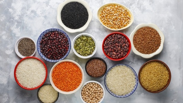 Kacang-kacangan dan biji-bijian.