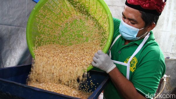 Keren! Santri Ponpes di Depok Ini Produksi Tempe Lho