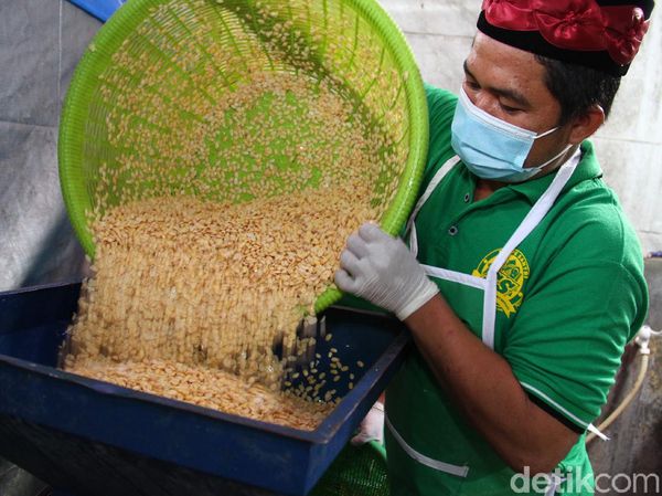 Keren! Santri Ponpes di Depok Ini Produksi Tempe Lho