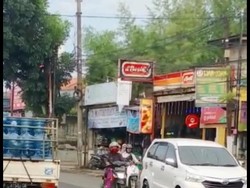 Usai Diperbaiki Lagi, Jl Cikaret Bogor Kembali Berlubang-Kerikil Terlempar
