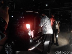 KPK Bawa 7 Koper Usai Geledah Kantor BPKD-BKPSDM Bandung Barat