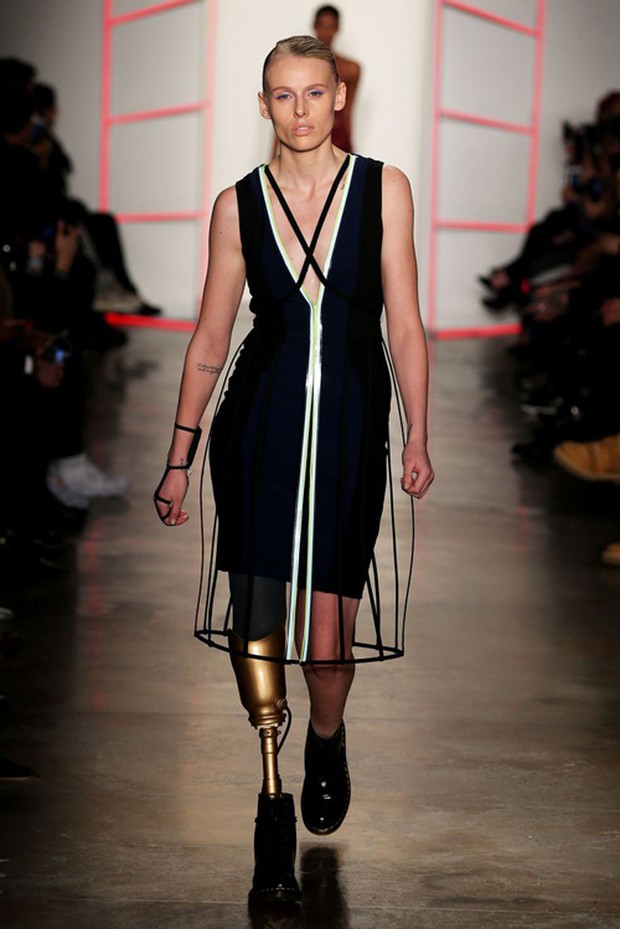 Lauren Wasser /twitter.com/BLUMARlNE Lauren Wasser