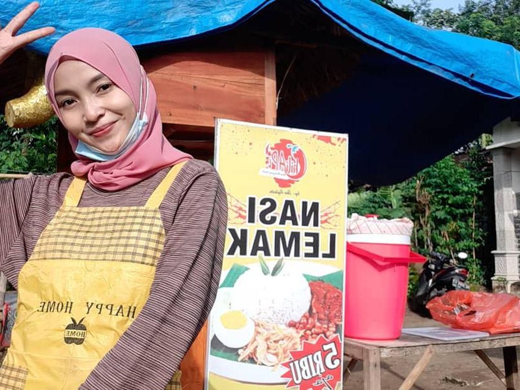 Gadis Cantik Mantan TKW, Sukses Jualan Nasi Lemak di Kediri
