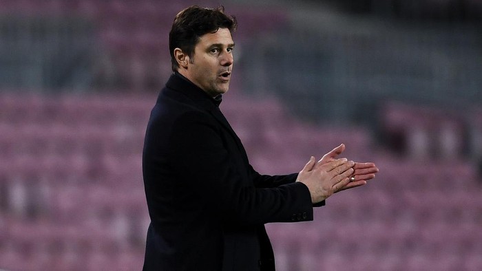 BARCELONA, SPAIN - FEBRUARY 16: Head coach Mauricio Pochettino of Paris Saint-Germain reacts during the UEFA Champions League Round of 16 match between FC Barcelona and Paris Saint-Germain at Camp Nou on February 16, 2021 in Barcelona, Spain. (Photo by David Ramos/Getty Images)