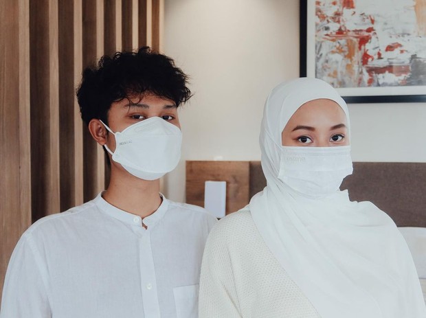 Mematuhi Protokol Kesehatan Mematuhi Protokol Kesehatan/instagram.com/dindahw