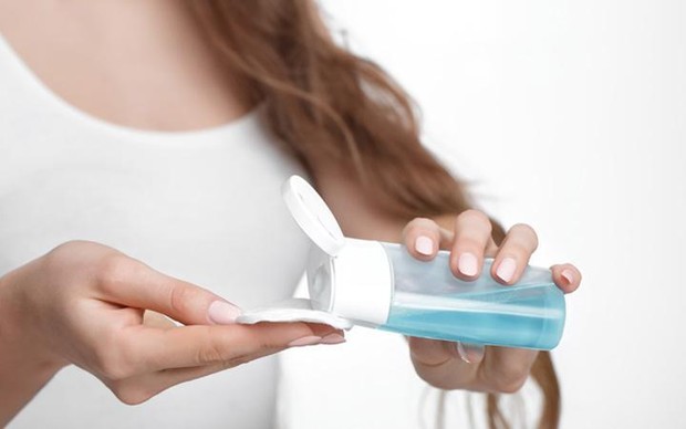 Menuangkan toner ke kapas/skinkraft.com