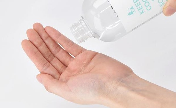 Menuangkan toner ke telapak tangan/skinlibrary.co.uk