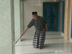 Perjalanan Hidup Muazin Buta Bersuara Merdu di Banyuwangi