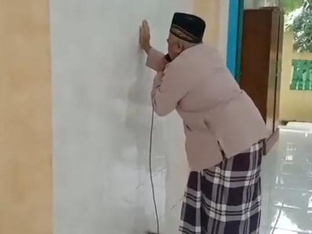 Kisah Muazin Buta Bersuara Merdu di Banyuwangi yang Viral Kisah Muazin Buta Bersuara Merdu di Banyuwangi yang Viral