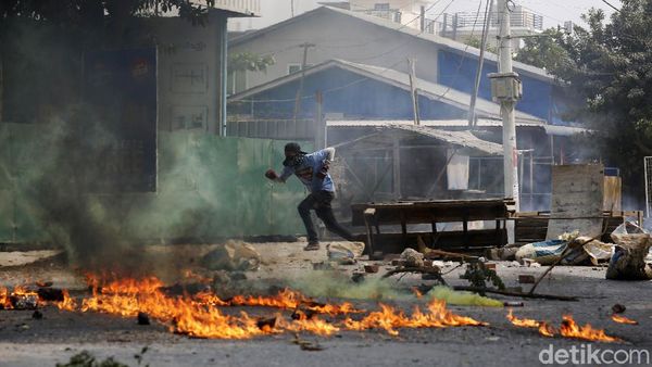 Demo Tolak Kudeta Terus Berlanjut di Myanmar