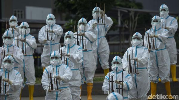 Gema Orkes Angklung di Satu Tahun RSDC Wisma Atlet