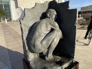 Patung Bugil PM Netanyahu Lagi Buang Air Bikin Heboh Israel