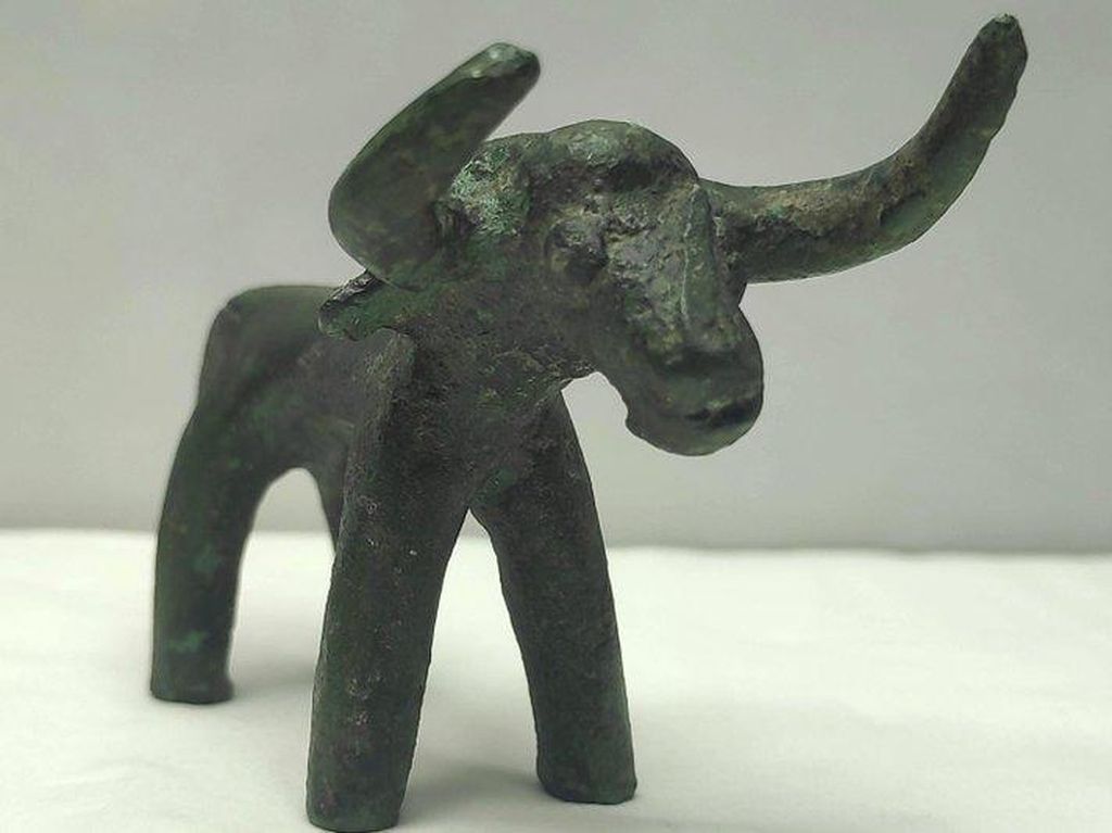 Patung Mirip Banteng Berusia Ribuan Tahun Mencuat Setelah Hujan Deras Patung Mirip Banteng Berusia Ribuan Tahun Mencuat Setelah Hujan Deras