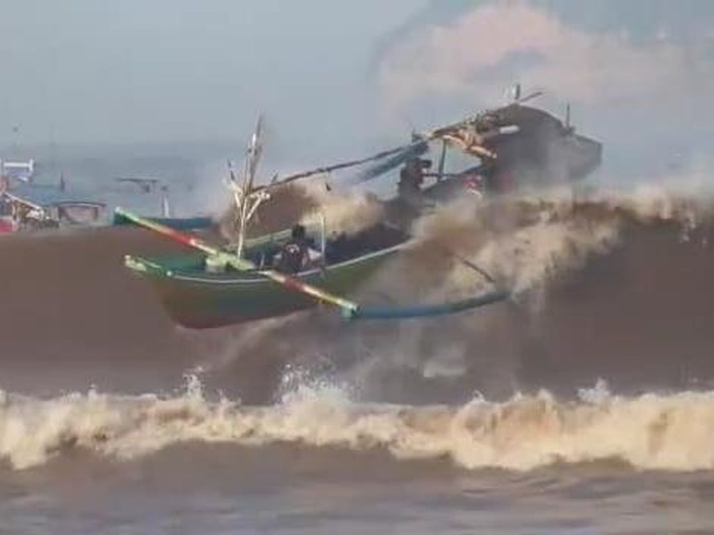 4 Perahu Nelayan Karam dan 1 ABK Hilang Diterjang Ombak Pantai Pancer Jember