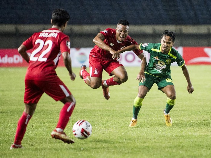 Pesepak bola Persebaya Surabaya Alwi Slamat (kanan) merebut bola dari pesepak bola Persik Kediri Sackie Doe (tengah) pada pertandingan Piala Menpora di Stadion Si Jalak Harupat, Kabupaten Bandung, Jawa Barat, Selasa (23/3/2021). Persebaya Surabaya menang atas Persik Kediri 2-1. ANTARA FOTO/M Agung Rajasa/rwa.