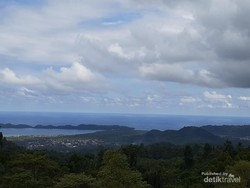 Indahnya Pantai Lakban, Bisa Melihat Salib-Bulan Bintang Raksasa