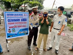 Gerakan 1.000, Satlantas Lombok Timur Bagikan Masker-Sembako