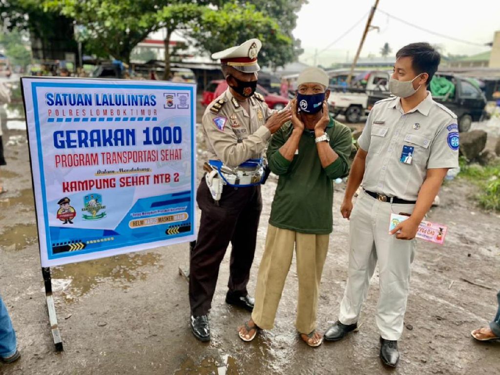 Gerakan 1.000, Satlantas Lombok Timur Bagikan Masker-Sembako Gerakan 1.000, Satlantas Lombok Timur Bagikan Masker-Sembako