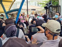 Polisi Bubarkan Kerumunan Simpatisan Habib Rizieq di PN Jaktim