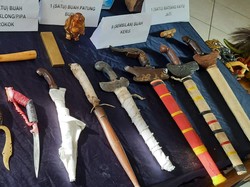 Sederet Barang Bukti Dukun Pengganda Uang di Bekasi: Keris-Jenglot