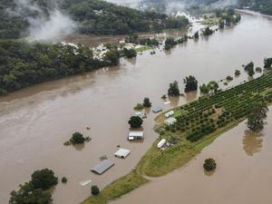 Potret Aksi Kemanusiaan di Tengah Bencana Banjir Australia Potret Aksi Kemanusiaan di Tengah Bencana Banjir Australia