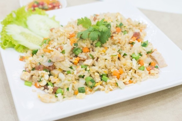 Resep Nasi Goreng/ Sumber: Freepik.com Panaskan wajan dan minyak hingga keluar asap. Ini penting untuk membuat aroma asap pada nasi goreng yang membuatnya lebih nikmat.