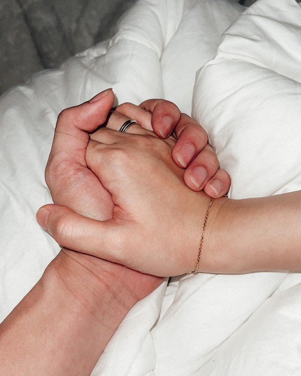 Saling Menguatkan Saling Menguatkan/instagram.com/rey_mbayang