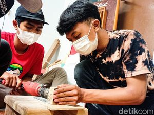 Manfaatkan Waktu Luang, Pelajar Bandung Ubah Kayu Bekas Jadi Kerajinan Manfaatkan Waktu Luang, Pelajar Bandung Ubah Kayu Bekas Jadi Kerajinan