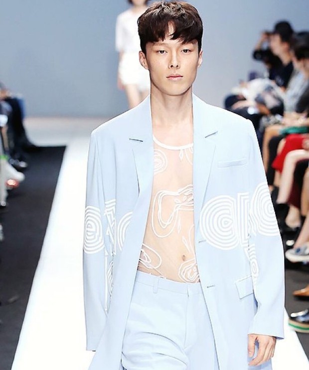 Setelah berhasil lulus dari Seokyeong University dengan jurusan model akting, Jang Ki Yong memulai kariernya di industri hiburan pada tahun 2012 sebagai model.