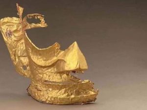 Kocak! Topeng Emas Kuno China Dipakai Ultraman dan Hello Kitty