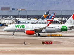 Duh, Truk Katering Seruduk Pesawat yang Lagi Naikin Penumpang