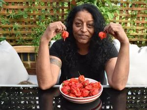 Ikut Tantangan Makan Cabe, Wanita Ini Sebut Rasanya Lebih Sakit dari Melahirkan