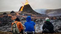 Foto: Asyiknya Wisatawan Lihat Letusan Lahar Panas