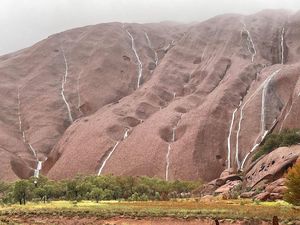 Cantiknya, Air Terjun Bermunculan di Bukit Batu Suci Australia