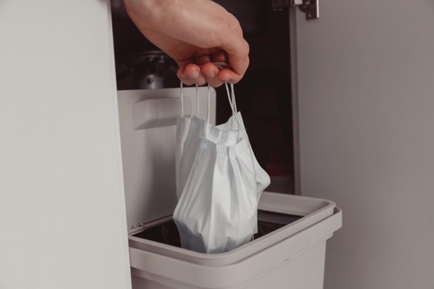 Selalu mengganti masker yang telah kamu pakai sebelumnya.