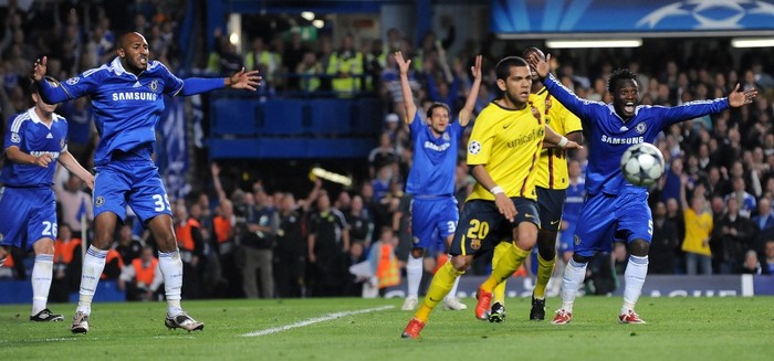 Chelseas Michael Essien (R) and Nicolas Anelka (L) gesture as they play against Barcelona during the second leg UEFA Champions League semi-final football match at Stamford Bridge in London, on May 6, 2009.  10-man Barcelona qualified for the European Champions League final as they drew 1-1 in their Champions League semi-final second-leg match with Chelsea to progress on the away goals rule after the first leg finished 0-0. AFP PHOTO/CARL DE SOUZA (Photo by CARL DE SOUZA / AFP)